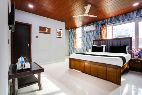 - une chambre avec un lit et une télévision dans l'établissement Super Hotel O Madhapur VIP Hills, à Hyderabad