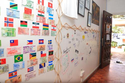 un muro cubierto de banderas de diferentes países en Jabulani Nairobi Backpackers Hostel, en Nairobi