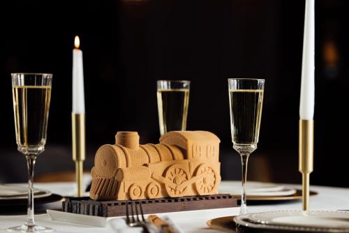 una mesa con dos copas de champán y un pastel en Hôtel Barrière Le Normandy, en Deauville