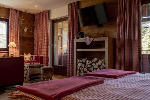 Giường trong phòng chung tại Sportalm Seefeld - Ski In Ski Out Doppelzimmer