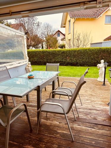 een terras met een tafel en stoelen bij Family Apartments Eichel in Rust