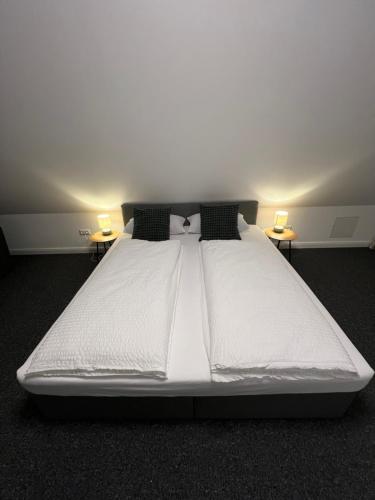 A bed or beds in a room at Pension Pinneberg