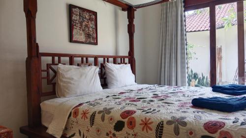 Cama ou camas em um quarto em Rumah Paros & Gallery