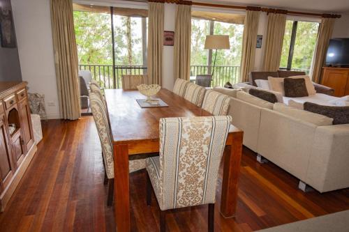 พื้นที่นั่งเล่นของ Villa Dion, 3 Bedroom Private Villa, Cypress Lakes Resort, KING & SINGLE BEDS