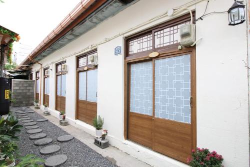 una fila de puertas en un edificio blanco en Dodam, en Busan