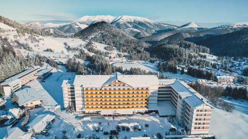 - une vue aérienne sur un hôtel sur une montagne enneigée dans l'établissement Residence Hotel, à Donovaly