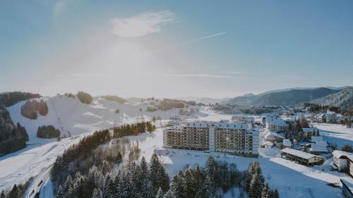 - une vue aérienne sur un complexe dans la neige dans l'établissement Residence Hotel, à Donovaly