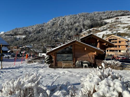 Uma vista da montanha tirada do chalé alpino 