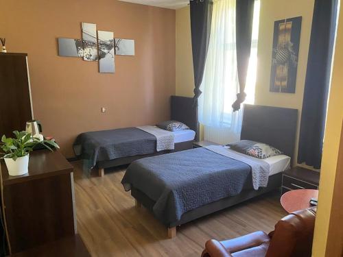 um quarto de hotel com duas camas e uma janela em Hotel Sportowy em Świdnica