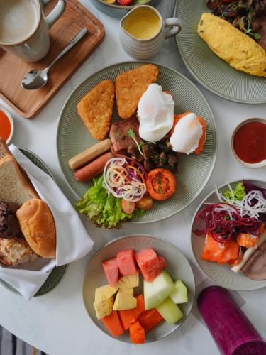 un tavolo con quattro piatti di cibo sopra di Sheraton Jakarta Soekarno Hatta Airport a Tangerang