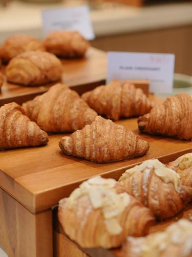 un mucchio di croissant e altri dolci su un tavolo di Sheraton Jakarta Soekarno Hatta Airport a Tangerang