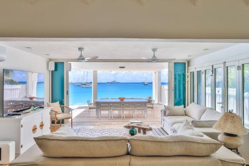 - un salon avec un canapé et une table dans l'établissement Villa Impala - Front sea 5BR in Simpson Bay, Sint Maarten, à Simpson Bay