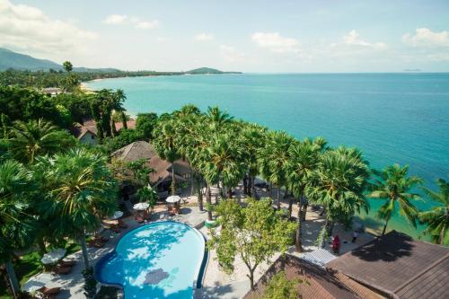 een luchtzicht op een resort met een zwembad en de oceaan bij Paradise Beach Resort, Koh Samui - SHA Extra Plus in Mae Nam