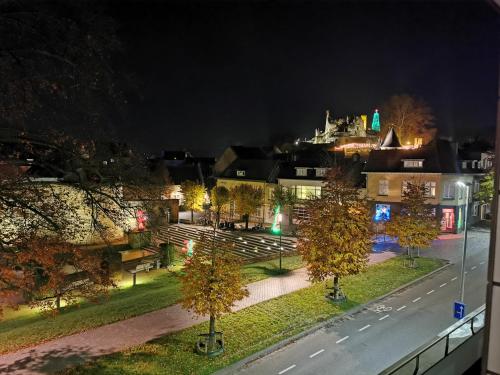 - une vue nocturne sur une ville avec un château en arrière-plan dans l'établissement B&B Parkzicht, à Fauquemont