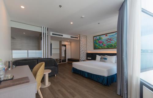 Ліжко або ліжка в номері Lucky Sun Hotel Nha Trang Beach