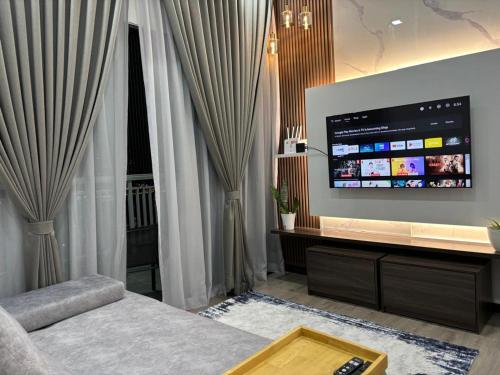 uma sala de estar com um sofá e uma televisão de ecrã plano em ANNA AR ANTARA RESIDENCE LAKE VIEW, Putrajaya em Putrajaya