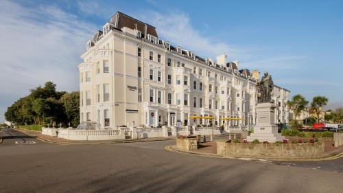 un gran edificio blanco sentado al lado de una calle en voco The Clifton Folkestone, an IHG Hotel, en Folkestone