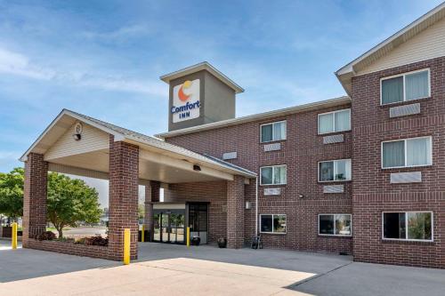 um hotel com uma placa em cima em Comfort Inn Denver West Arvada Station em Wheat Ridge