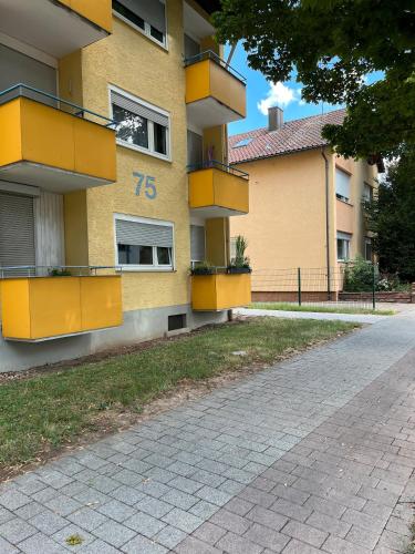 un edificio con balconi gialli sul lato di Apartments Neckarsulm a Neckarsulm