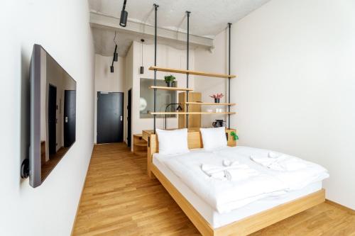 fabrik studio apartments tesisinde bir odada yatak veya yataklar