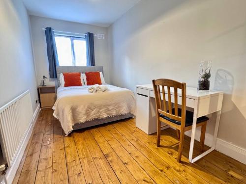 En eller flere senger på et rom på Central 2BD Charm Townhouse in the Heart of Dublin 1