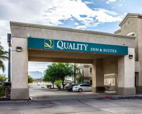 Quality Inn & Suites Yuma في يوما: مبنى عليه علامة جاهزية النزل والاجنحة