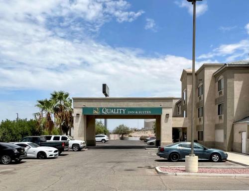 Quality Inn & Suites Yuma في يوما: وكالة سيارات مع سيارات تقف في موقف للسيارات