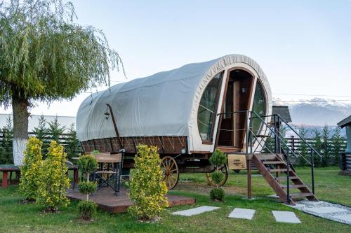 Un jardín fuera de Glamp In Style Pods Resort