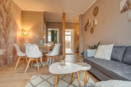 sala de estar con sofá y mesa en Ferienwohnung Ferdinand, en Bad Langensalza