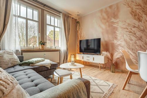 sala de estar con sofá y TV en Ferienwohnung Ferdinand, en Bad Langensalza