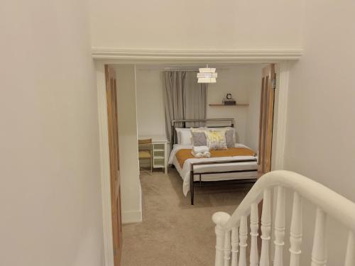 Krevet ili kreveti u jedinici u okviru objekta Spacious 3 bedroom house near Central London, O2, ExCel, Stratford, Tube Station & Parking Available