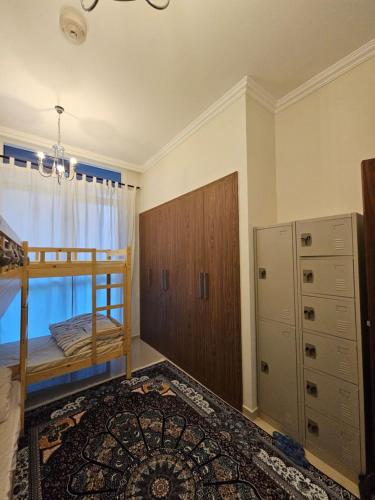 سرير أو أسرّة في غرفة في Downtown Hostel Dubai