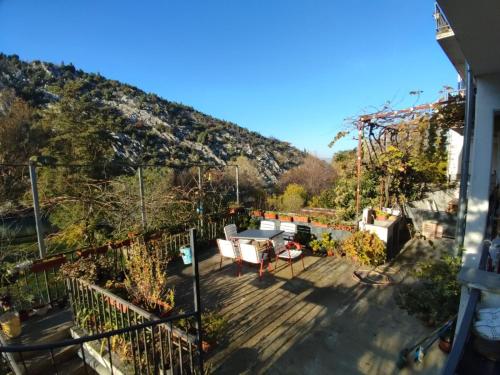 un balcón de una casa con una montaña en el fondo en Apartman Maida, en Blagaj