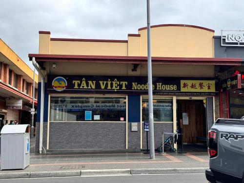 een winkel voor een tenn vet noedelhuis in een straat bij Alison's central apartment in Cabramatta