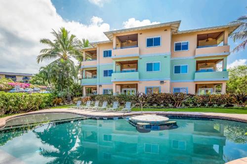 The swimming pool at or close to Kahalu'u Beach Villas 1-203