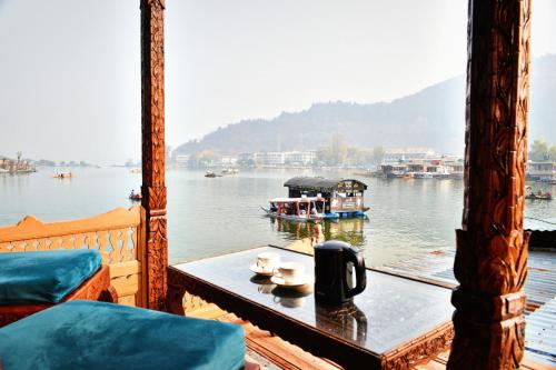 een balkon met uitzicht op het water met boten bij The Smith Palace Group Of HouseBoats in Srinagar