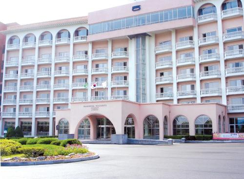 un grande edificio rosa con molti balconi di Hanwha Resort Seorak Sorano a Sokcho