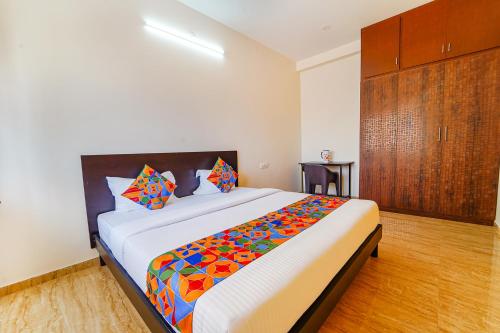 Una cama o camas en una habitación de FabHotel Saro Sri Residency