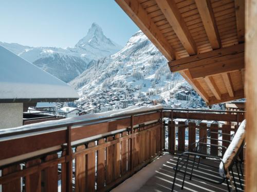 balkon z widokiem na góry w obiekcie Relais & Chateaux Schönegg w mieście Zermatt