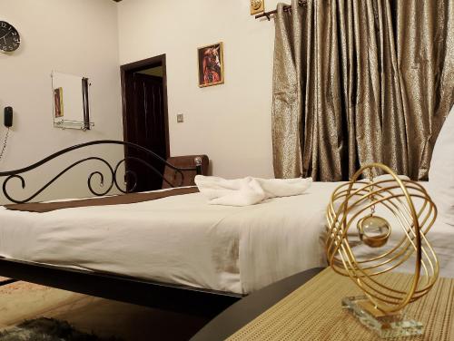 Uma cama ou camas num quarto em Luxury inn Rooms near Expo center , air port , agha khan