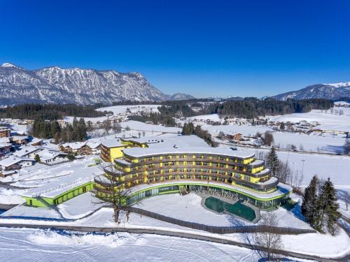 una vista aerea di un resort sulla neve di DAS SIEBEN - Adults Only a Bad Häring