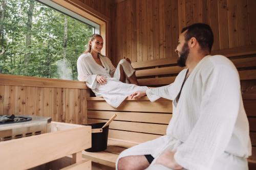 een man en een vrouw in een sauna bij KABIN 46 in La Conception