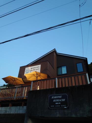 un bâtiment avec des parasols en haut dans l'établissement Hakone Komachi-箱根小町, à Hakone