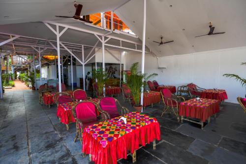 Un restaurant u otro lugar para comer en Om Sai Beach Resort