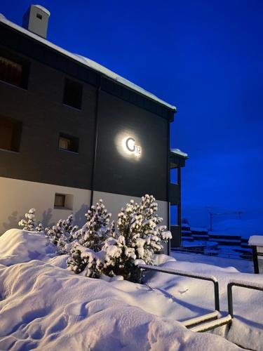 la finestra sulla montagna durante el invierno