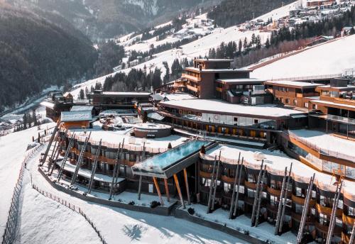 Alpin Panorama Hotel Hubertus през зимата