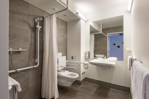 A bathroom at Hwest Hotel