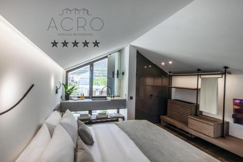 1 dormitorio con 1 cama grande y lavamanos en ACRO Upscale Residences, en Kórinthos