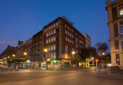 El barrio en el que está el hotel o un barrio cercano