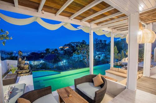 uma sala de estar com vista para uma piscina em The Puncak Private Villa em Nusa Lembongan